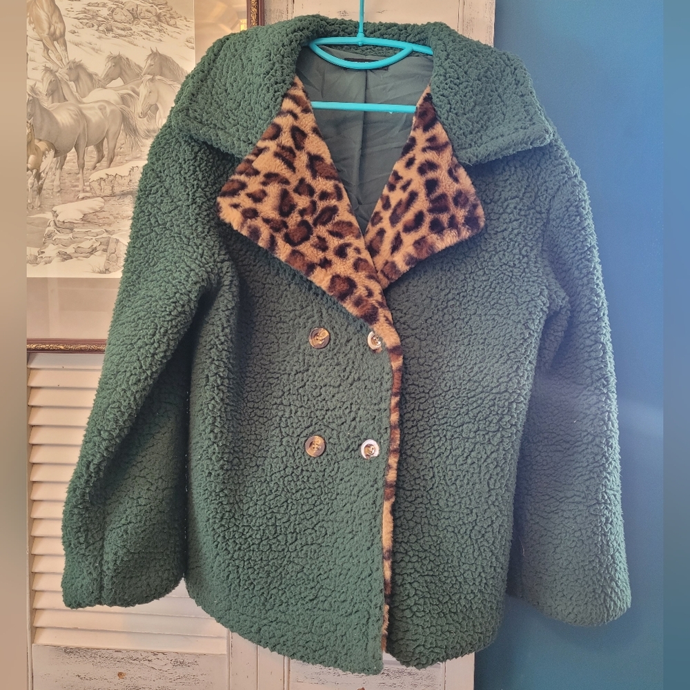 SHEIN Green Teddy Jacket with Leopard Print Collar